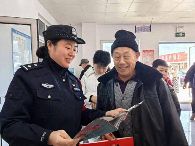 反诈宣传“上餐桌”“吃透”诈骗小套路 地铁分局皋虞站派出所金融反诈宣传走进助老大食堂